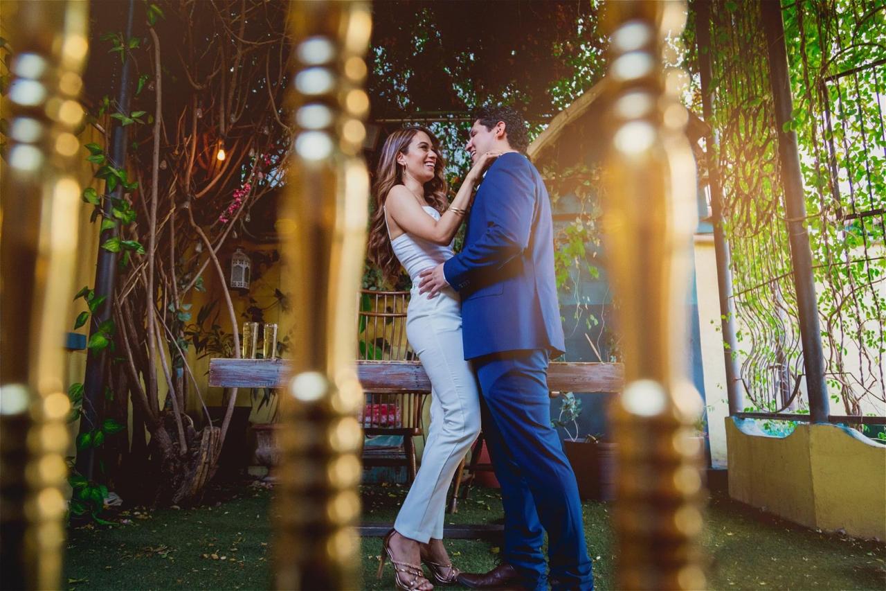 Pareja de pie en jardín